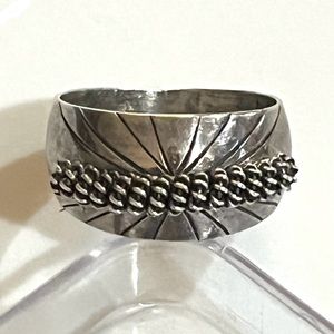 Signed  Tahe, Navajo. Vintage Sterling Silver Twisted Wire Accent Ring